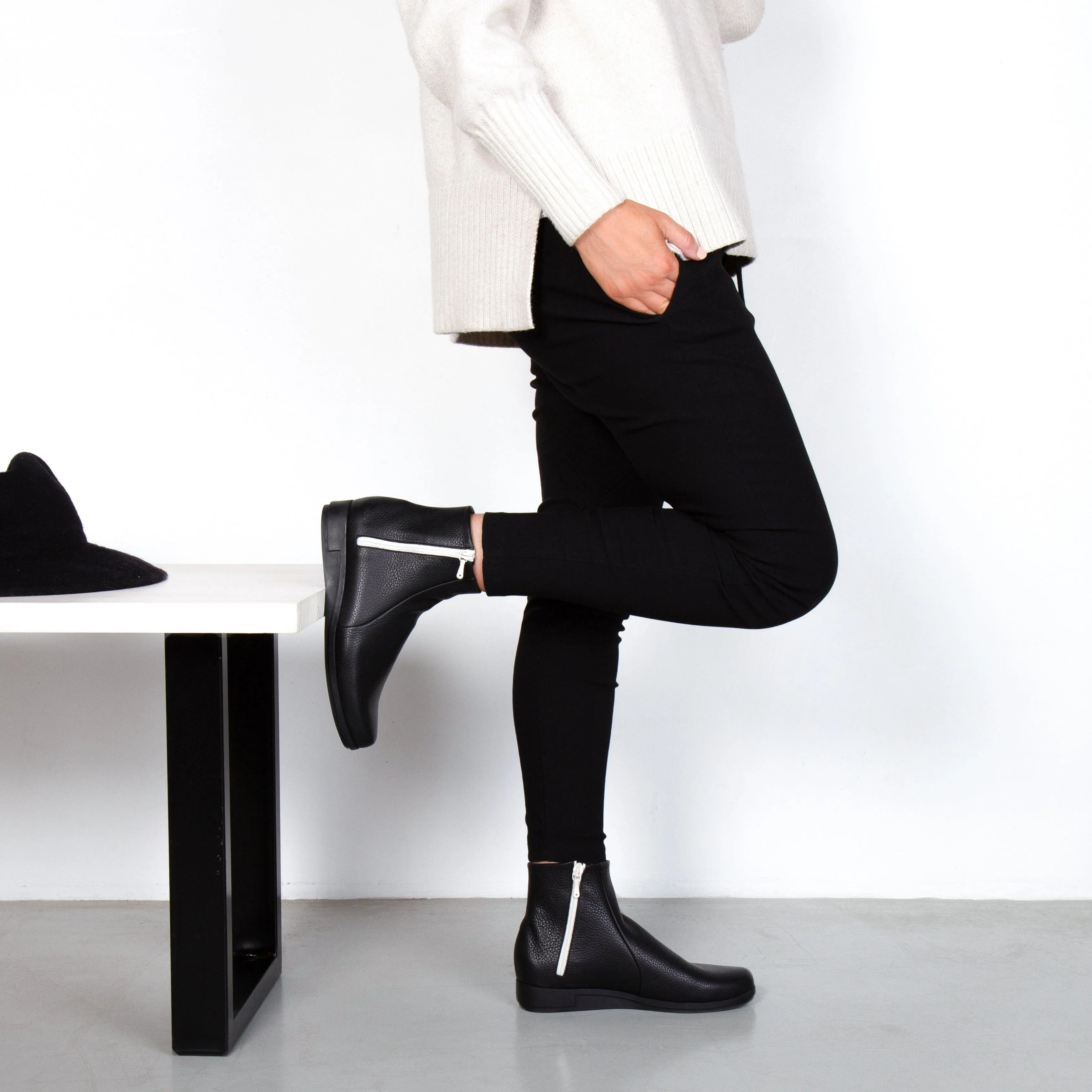 DAYZAA Black Enhanced E-commerce Product Title in English with Modifiers