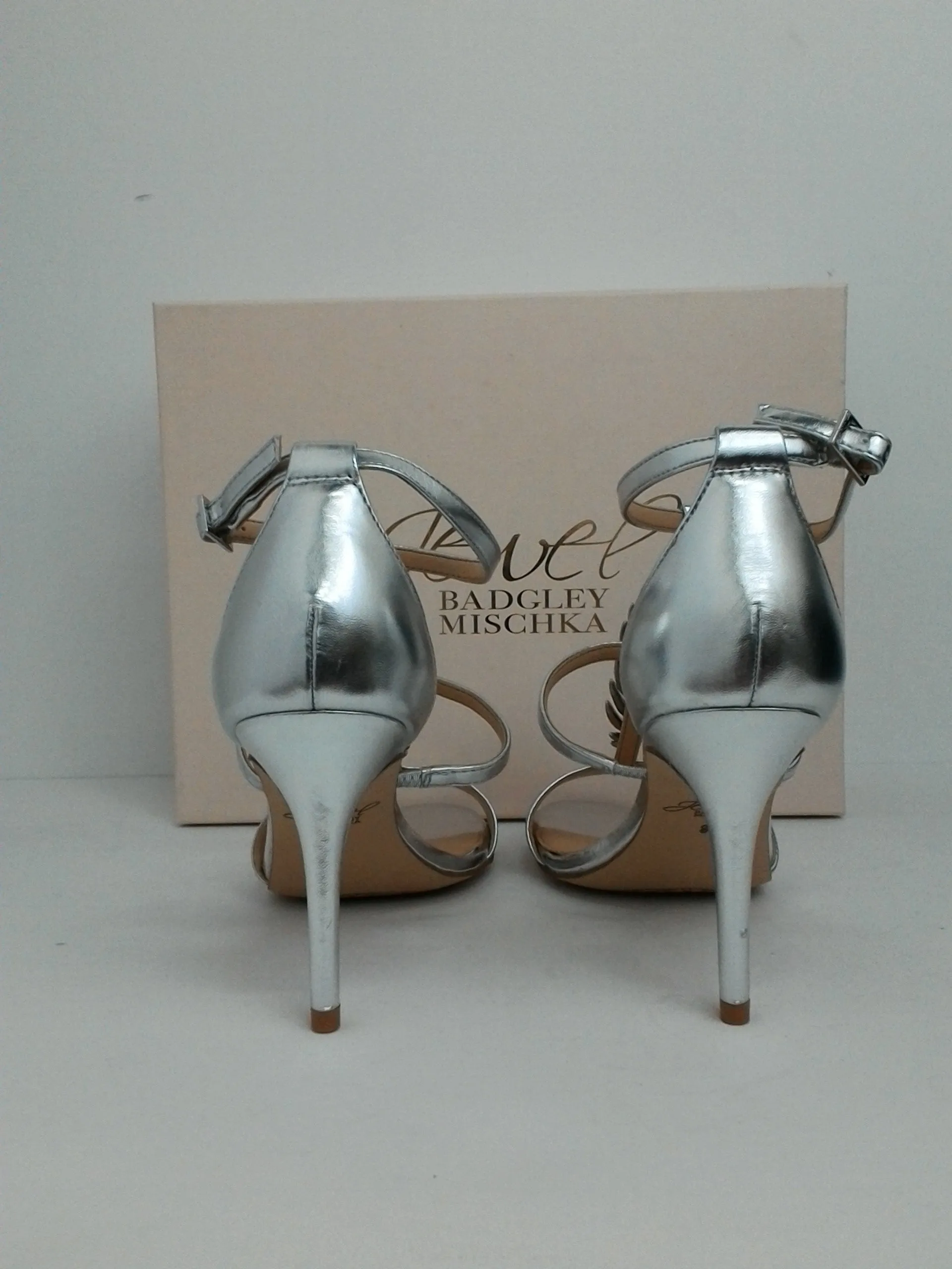 Jewel by Badgley Mischka Women's kala Silmet Silver Evening Sandals Size 8.5M